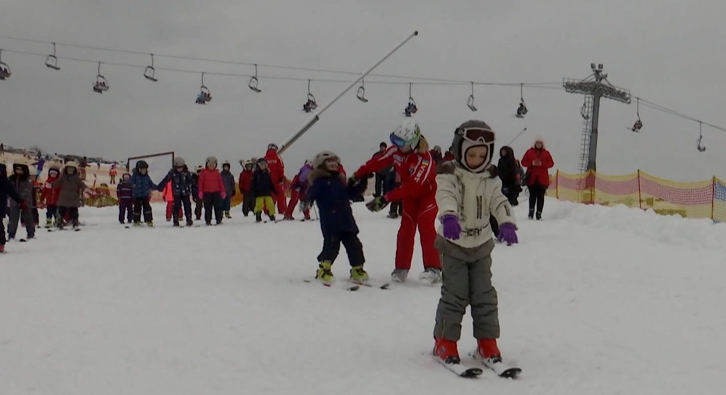 Тысячи Ивано-Франковских первоклассников бесплатно учатся кататься на лыжах в Буковеле