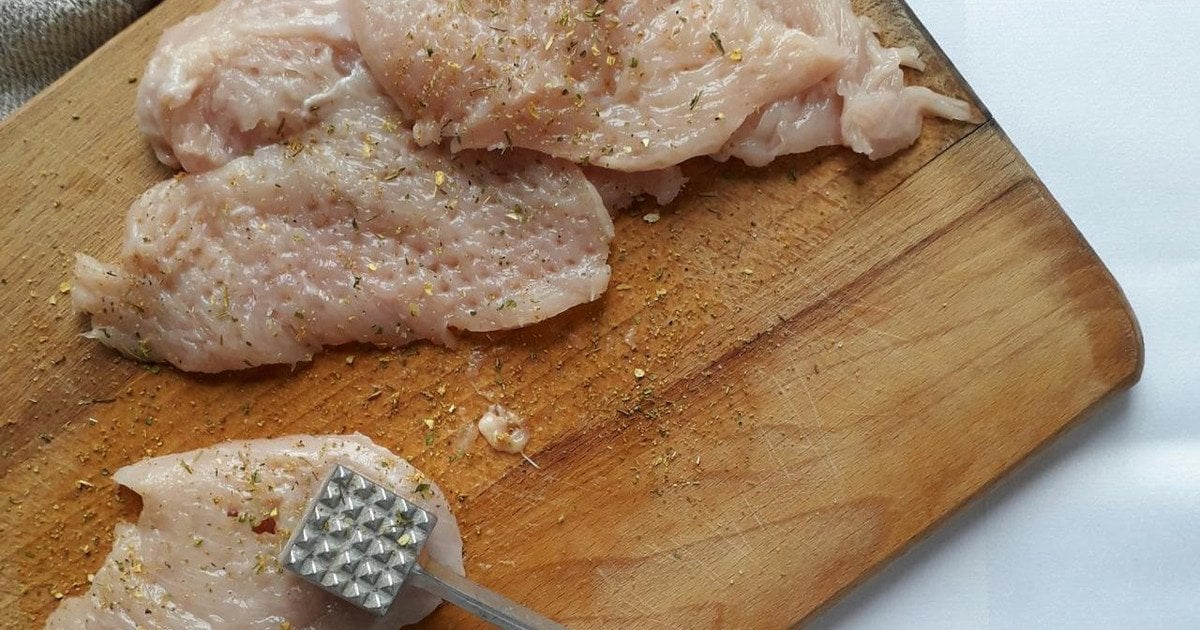 Що додати в кляр, щоб курячі відбивні були соковитими