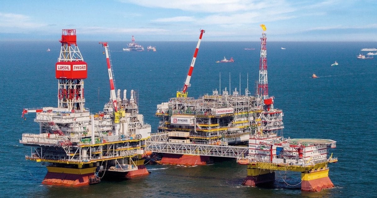 Нафтовидобувна станція "Лукойл" в Каспійському морі