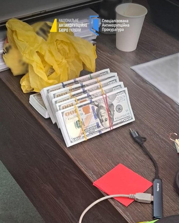 Працівників СБУ викрили на хабарі в $110 тис.: за що вимагали гроші