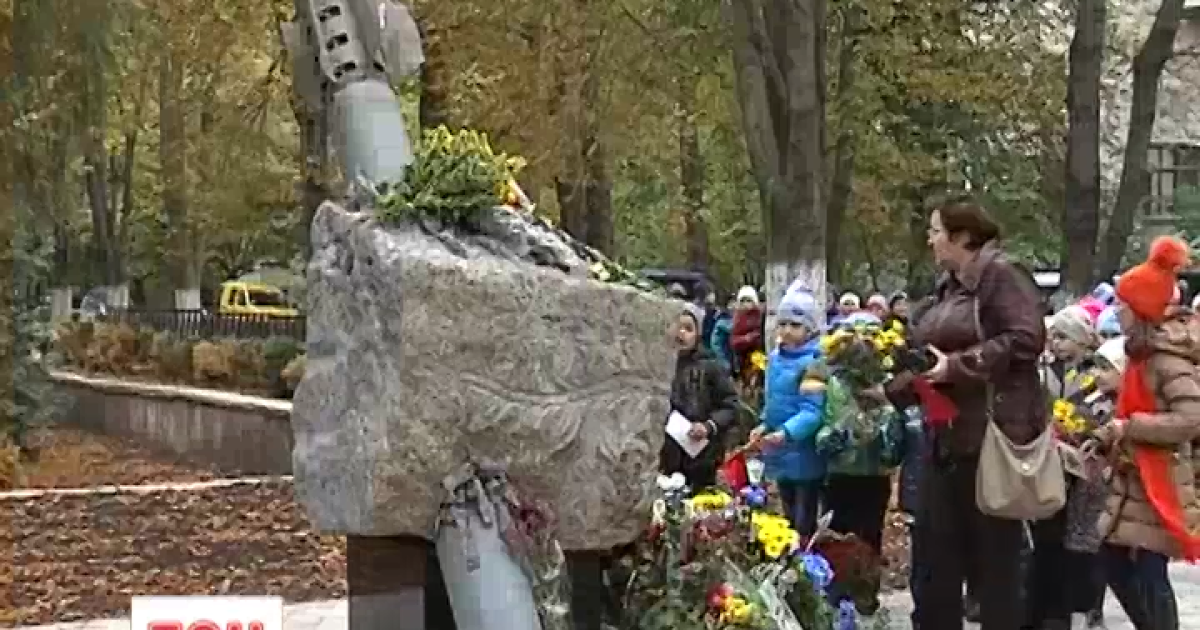 Біля монумента школярам розповідають про війну