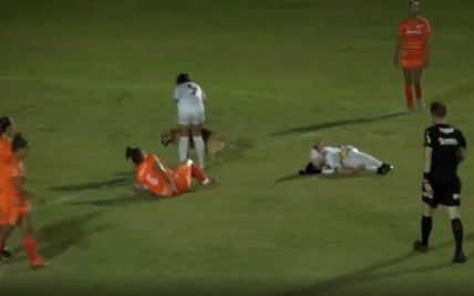 Зірвав матч і збив футболістку: грайливий собака вибіг на поле в Бразилії