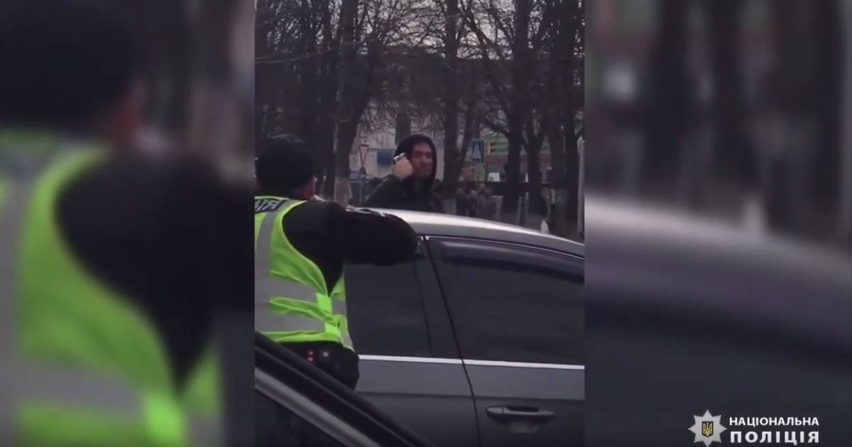 Поліція оприлюднила відео затримання водія, який погрожував себе застрелити