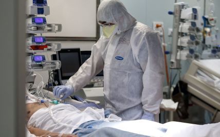 "Разрезанное горло ради спасения": в больнице Мечникова в Днепре спасают тяжело больных COVID-19