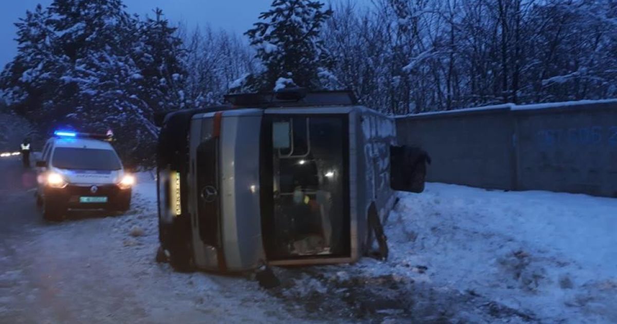 Під Києвом перекинулась маршрутка з пасажирами, постраждали вісім людей
