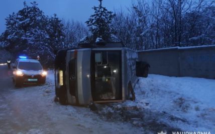 Под Киевом перевернулась маршрутка с пассажирами, пострадали восемь человек