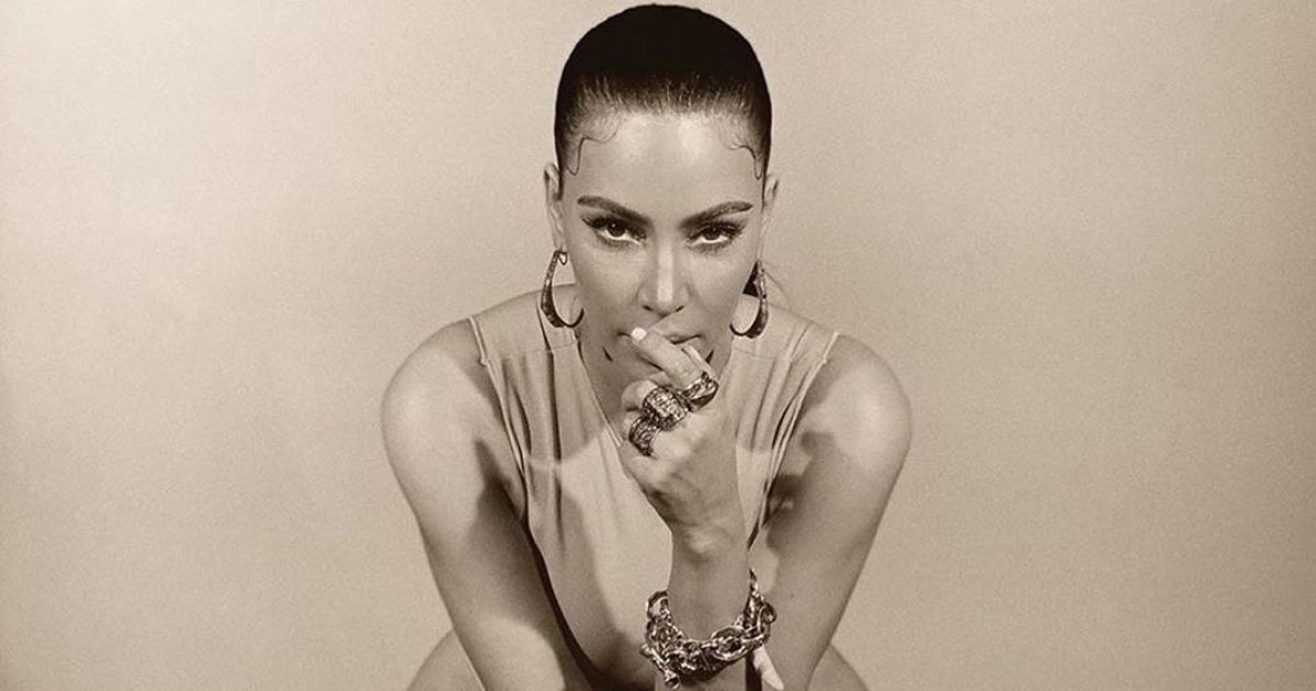 Млосна Кім Кардашян у самому боді зосереджено позувала чоловіку Каньє Весту