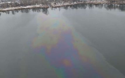 Слив нефтепродуктов в озеро на Оболони в Киеве: прокуратура взяла на контроль расследование инцидента