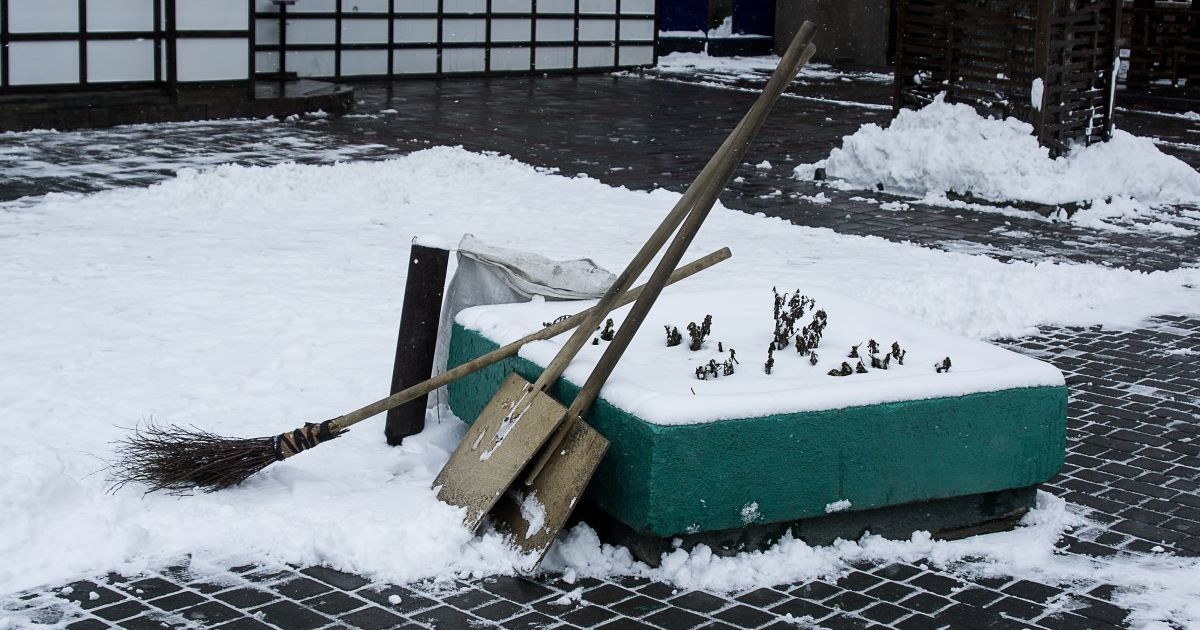 В сорочці і одному кросівку: у Києві знайшли мертвим індуса, який працював двірником на Борщагівці
