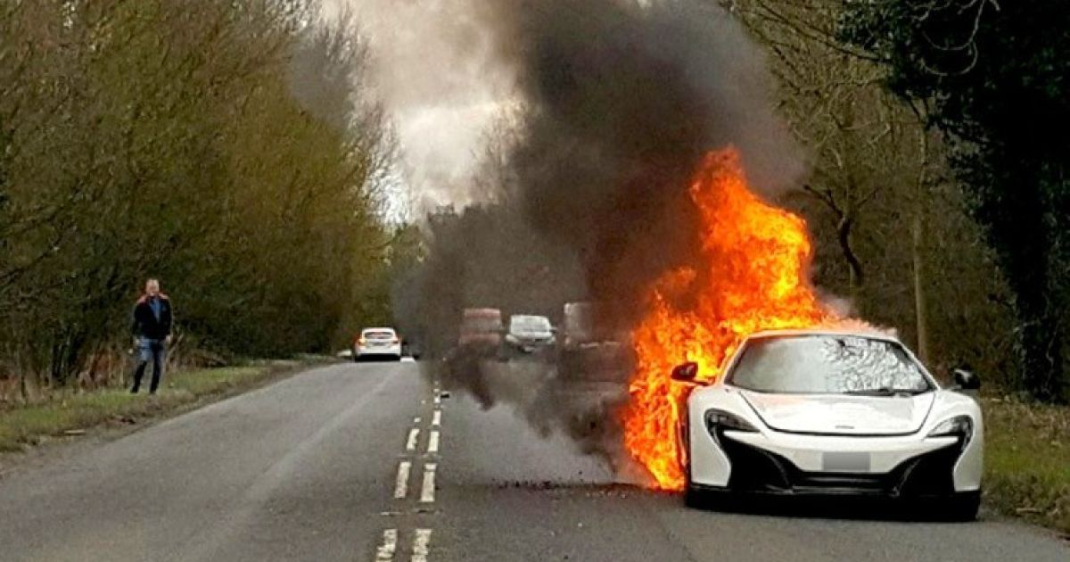 Британка спасла продукты для ужина прежде чем оставить дорогое авто, которое загорелось