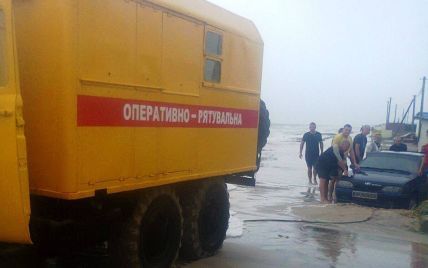 На побережье Азовского моря спасли 86 человек, застрявших из-за сильного ветра и ливня