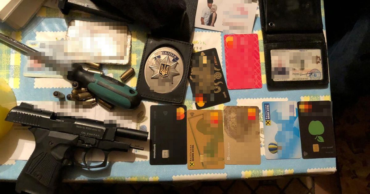 Поліцейський батальйону особливого призначення з експравоохоронцем вдерлися до будинку мешканця Одещини