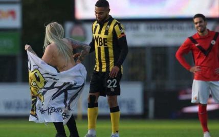 Обнаженная девушка выбежала на поле и приставала к футболистам в матче чемпионата Нидерландов