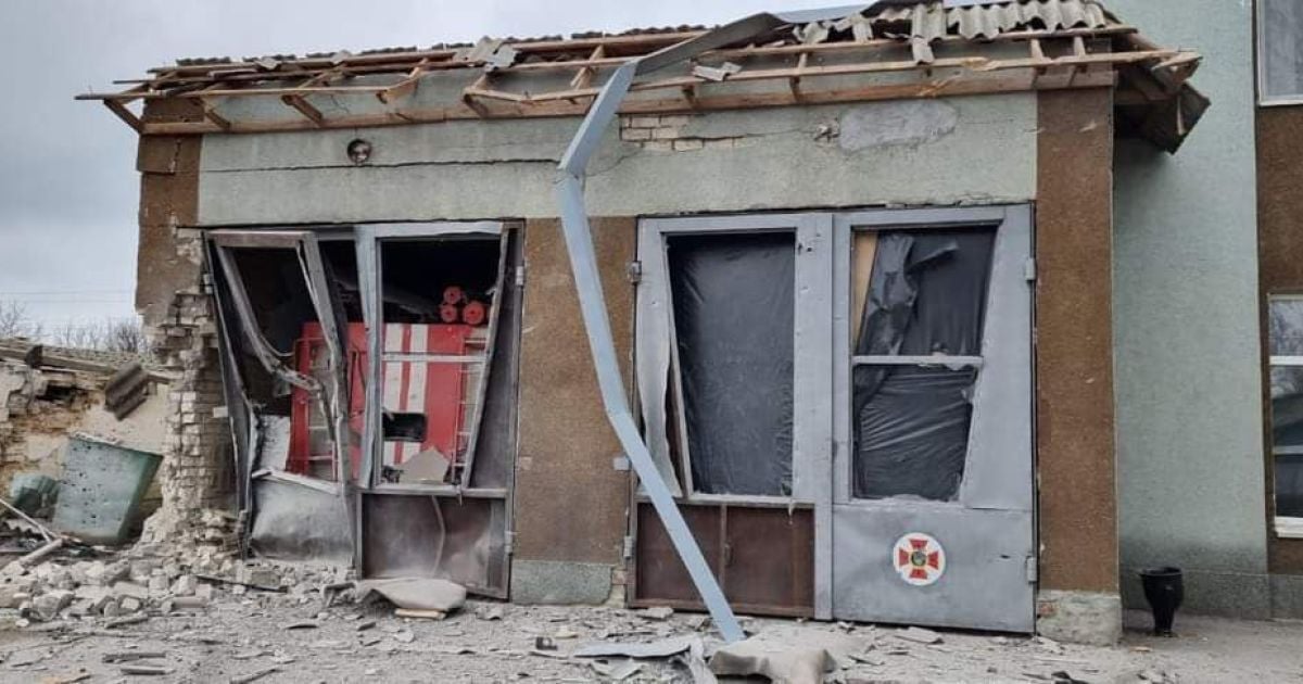 Росіяни вдарили по рятувальниках у Херсоні: з'явилося відео з місця обстрілу