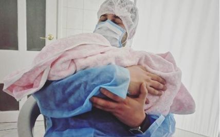 Щасливий татко Олексій Душка показав новонароджену донечку
