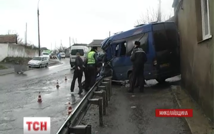На Николаевщине прицеп грузовика снес с дороги маршрутку с людьми