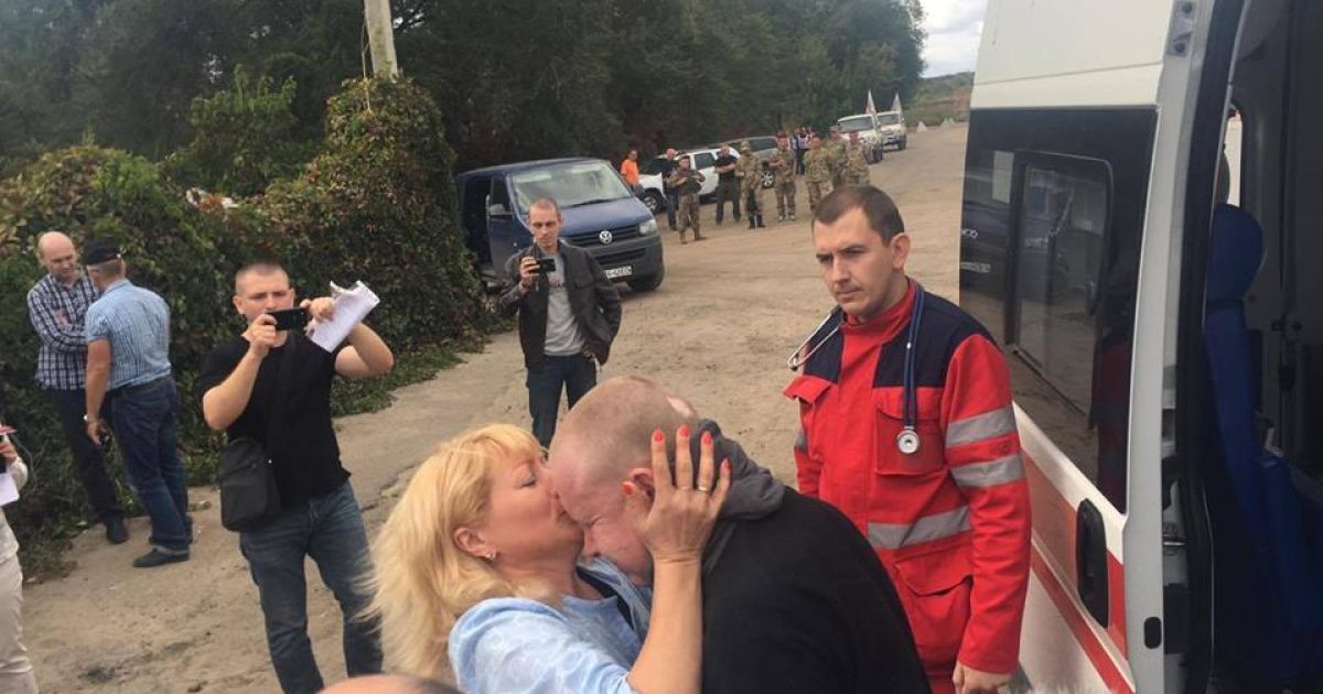 Із полону бойовиків звільнили двох українців - Порошенко