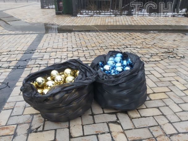 Новорічні іграшки, якими минулого року прикрашали головну ялинку України / фото ТСН.ua / ©