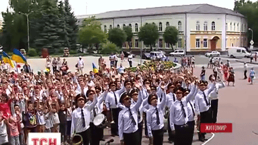 В Житомире три сотни горожан создали живую символическую карту Украины
