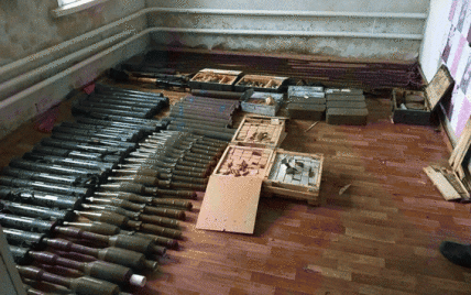 На Луганщині в будинку 55-річної жінки виявили потужний арсенал зброї