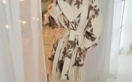 С жемчужными серьгами и в пальто с бахромой: Екатерина Бужинская показала стильный аутфит