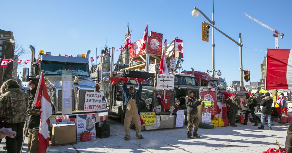 Канада впервые применит закон о ЧС для подавления COVID-протестов: "Людям пора идти домой"