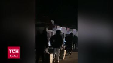 На пункті пропуску "Шегині" спостерігаються натовпи людей, які прямують за кордон