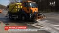 Столичні комунальники обробляють спецрозчинами зупинки громадського транспорту та дороги