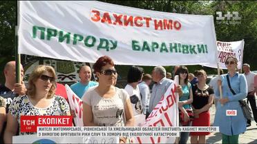 Жителі трьох областей України пікетують Кабмін з вимогою врятувати ріки від екологічної катастрофи