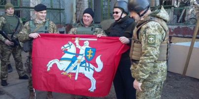 Глава МЗС Литви похизувався світлиною з українськими бійцями на передовій