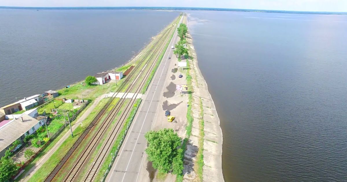 У Черкаській області автівка злетіла з дамби, є жертви (фото)