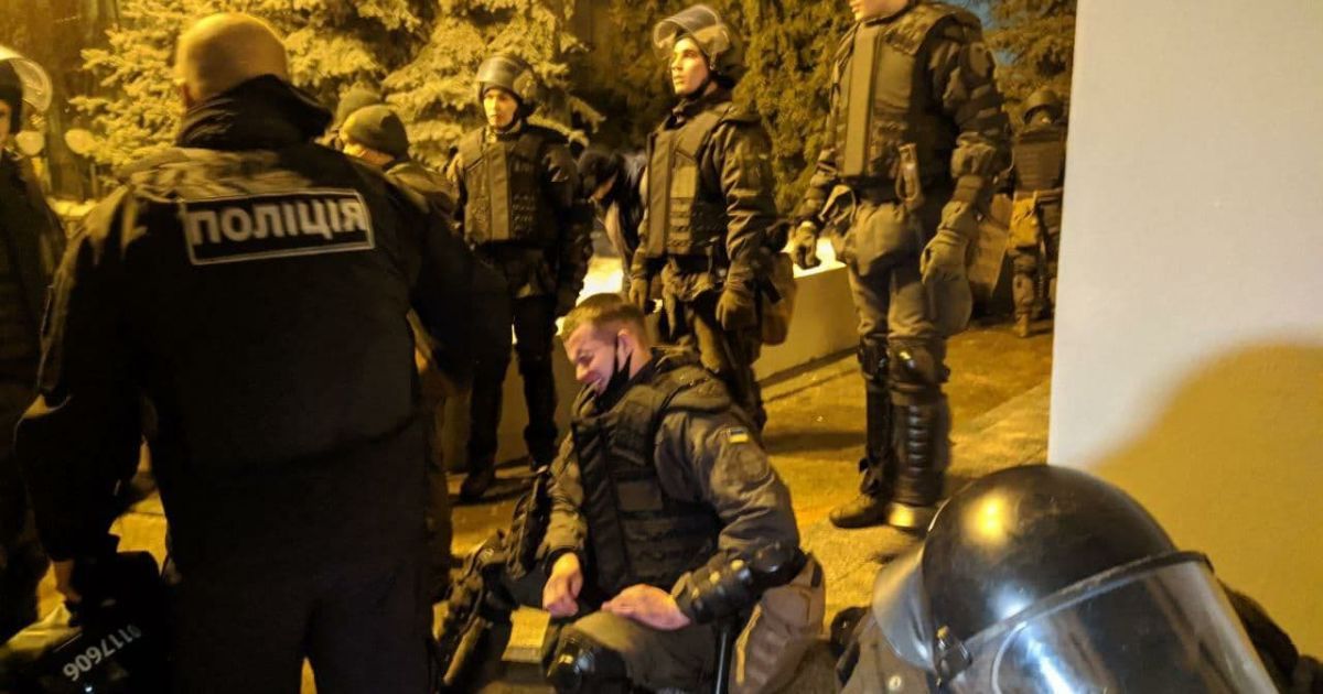 Страсти накаляются: у ОП задержали десяток протестующих