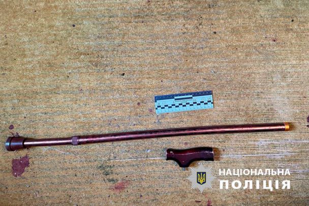 Металевий ціпок, яким чоловік побив свою літню матір / © Поліція Києва / Facebook