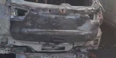 В США 79-летний мужчина решил отомстить дилеру и поджег машины на стоянке автосалона: детали разборки