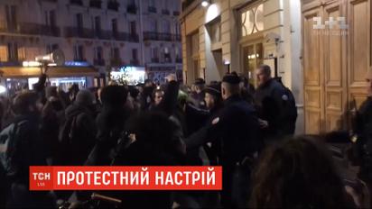 Французские протестующие пытались ворваться в театр, где на спектакле находился Макрона
