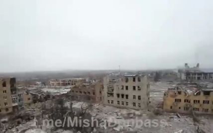 З'явилися жахливі кадри з Мар'їнки, яку окупанти перетворили на мертве місто-привид: відео