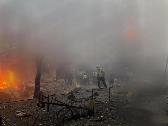 Російська ракета влучила у багатоповерхівку на Київщині, почалася пожежа (фото)