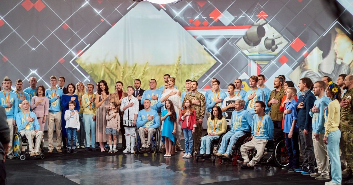 Зірки телеканалу "1+1" до Нового року зворушливо заспівали Гімн України
