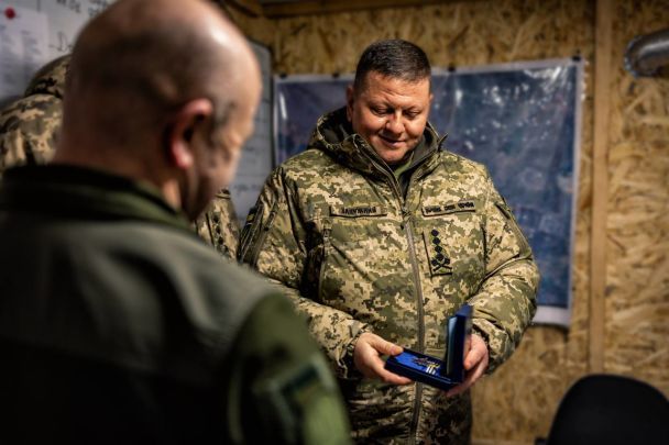 Залужний декілька днів працював з військовими на передовій / © 