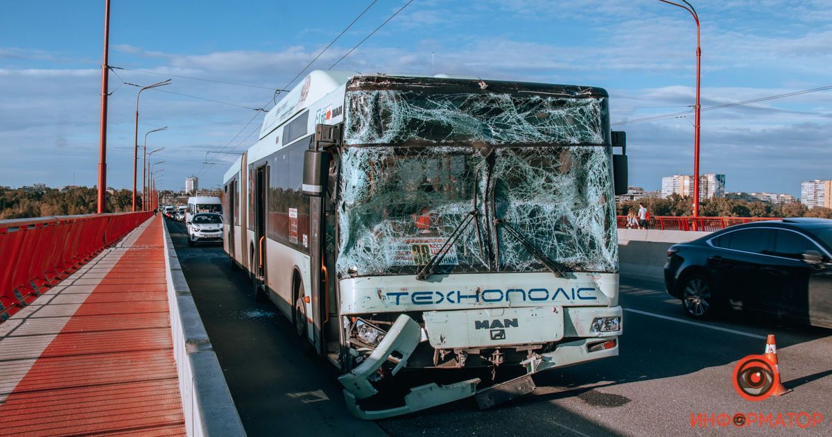 У Дніпрі зіткнулися ВАЗ і 2 автобуси: 3 людей ушпиталили