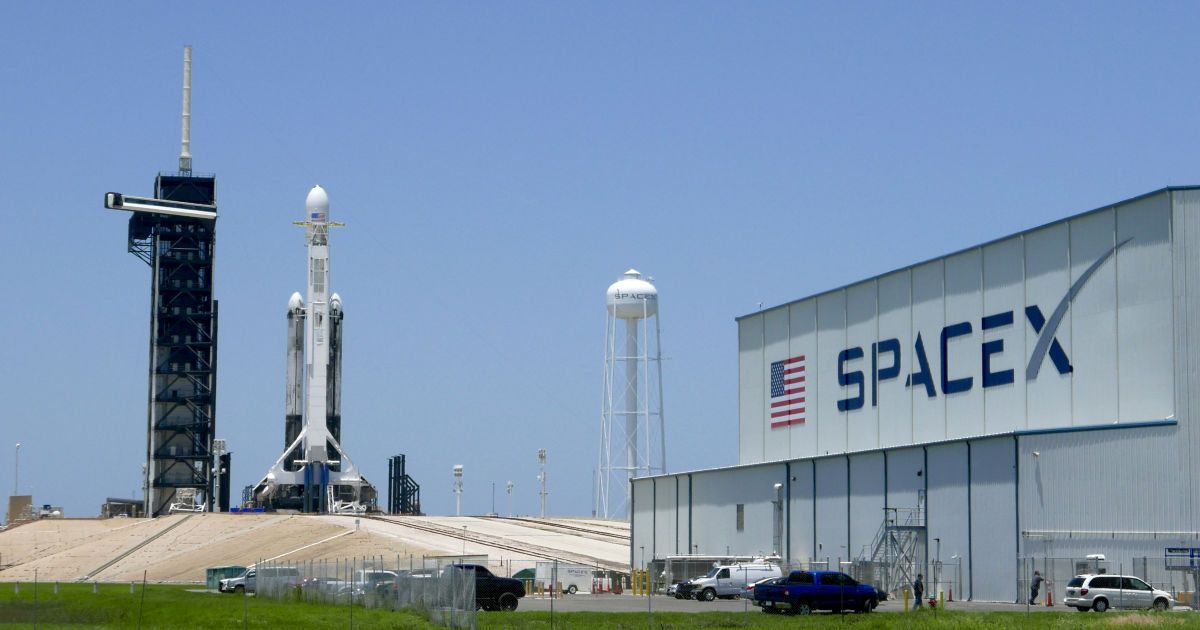 По меньшей мере двое сотрудников SpaceX заразились коронавирусом - СМИ