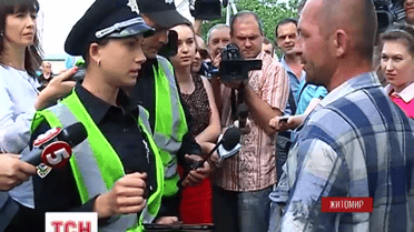 С полсотни жителей Житомира перекрыли дорогу грузовикам, которые везут мусор со Львова