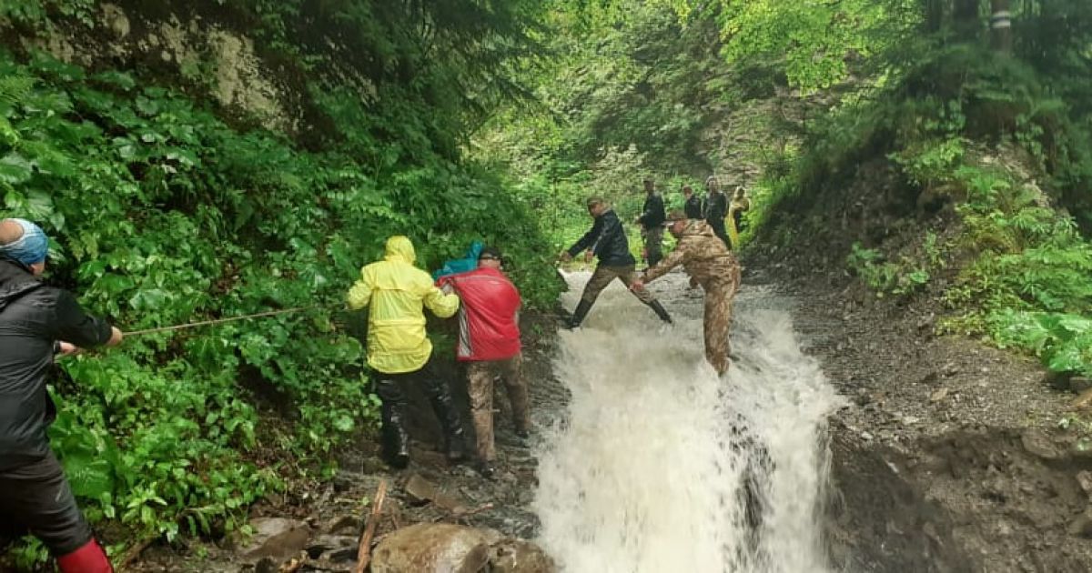 На Прикарпатті різке підняття річки створило пастку для 22 туристів: людей рятували всю ніч