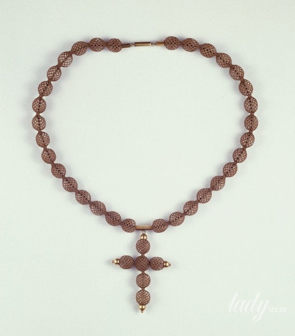 Золотое и плетеное из волос траурное ожерелье, 19 век / © Getty Images