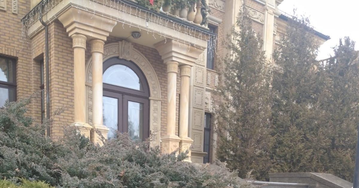 На подвір'я дачі Зеленського в Конча-Заспі впав, ймовірно, уламок ракети – фото