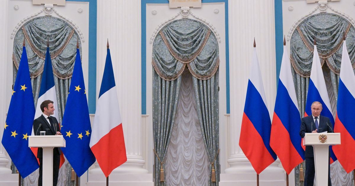 Макрон пообіцяв говорити з Путіним щоразу, як це буде потрібно
