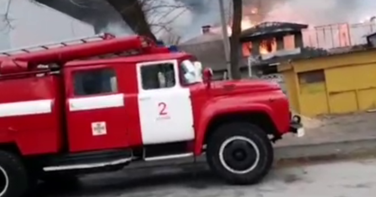 Росія обстріляла житлові райони Харкова і "Барабашово": спалахнули пожежі (відео)