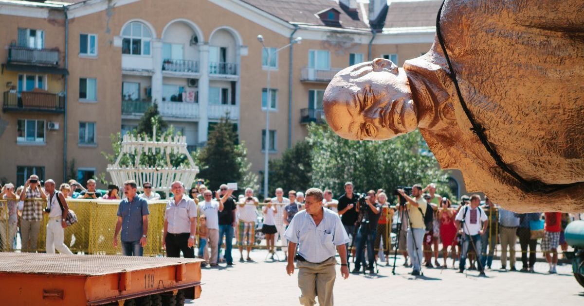 Осторожно, падает вождь. Угадай, какого Ленина уже демонтировали. Тест