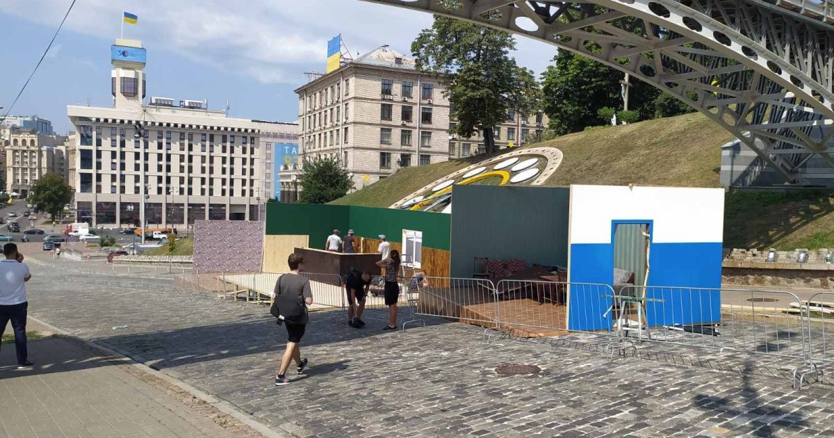В Киеве на Аллее Героев Небесной Сотни разбирают скандальную инсталляцию, которая закрыла портреты погибших