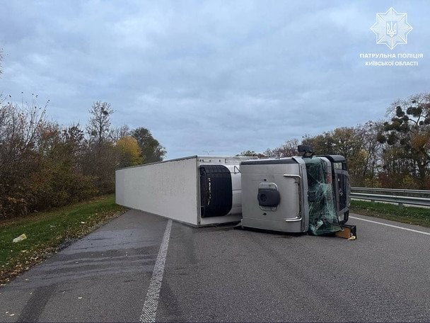 Перекинута вантажівка на трасі біля Яготина Київської області / © Патрульна поліція Київської області / Facebook